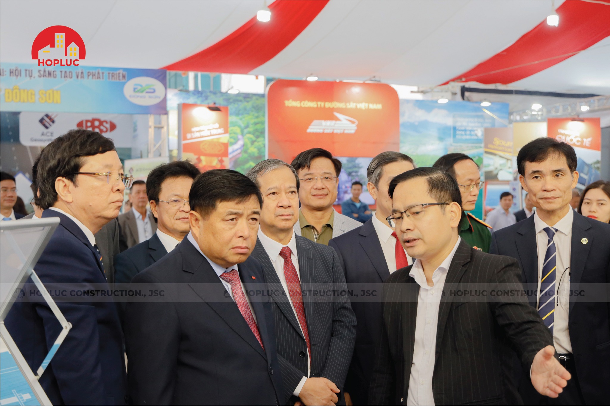 hop-luc-pho-thu-tuong-tham-quan-gian-hang