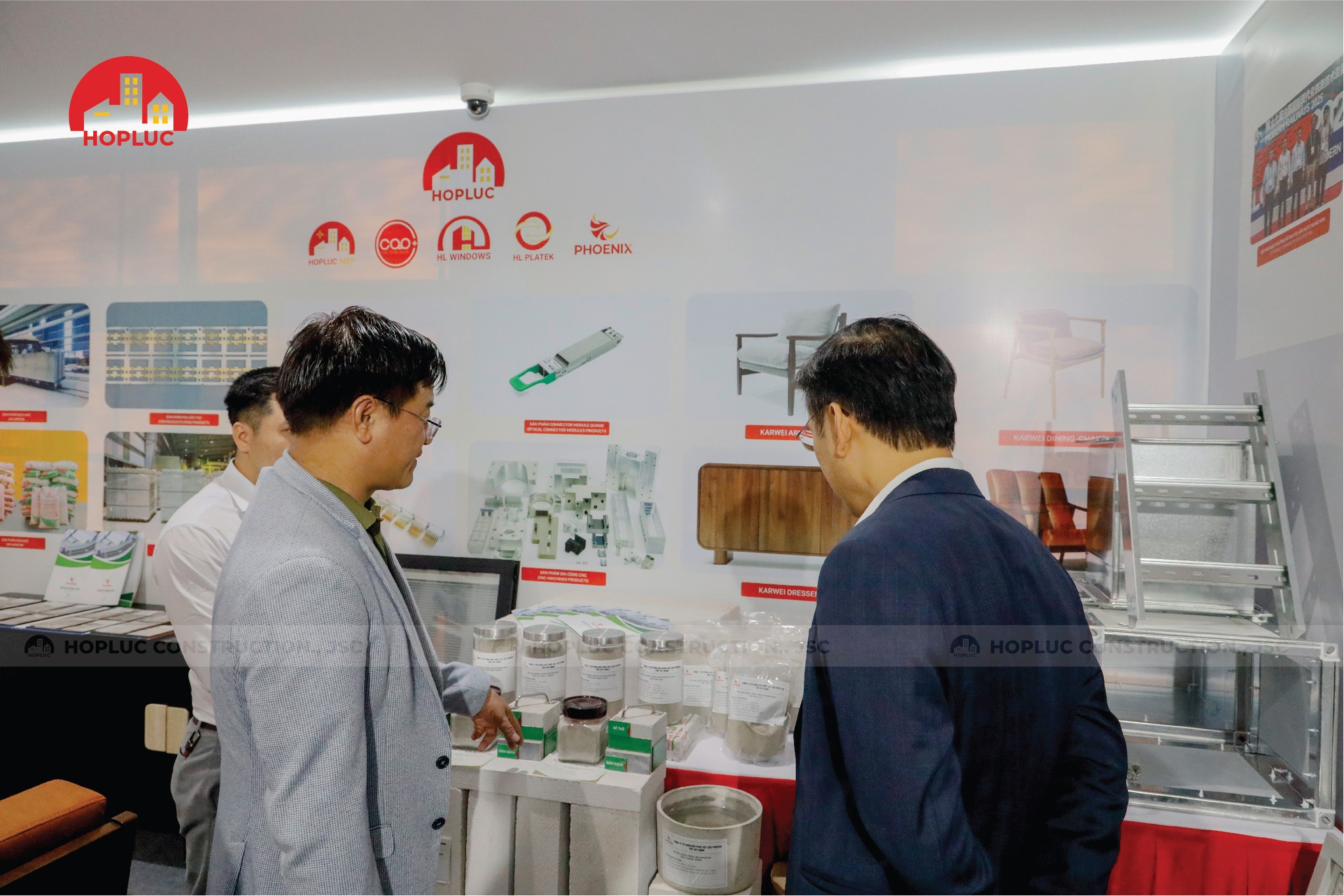 hop-luc-pho-thu-tuong-tham-quan-gian-hang