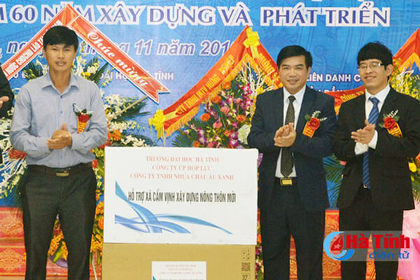 cong-ty-xay-dung-hop-luc-trao-tang-tivi-may-vi-tinh-ho-tro-xa-cam-vinh-xay-dung-nong-thon-moi-1